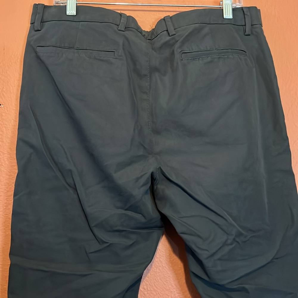 Old Navy Straight Ultimate Tech Built-In Flex Chino Pants - Picture 10 of 13